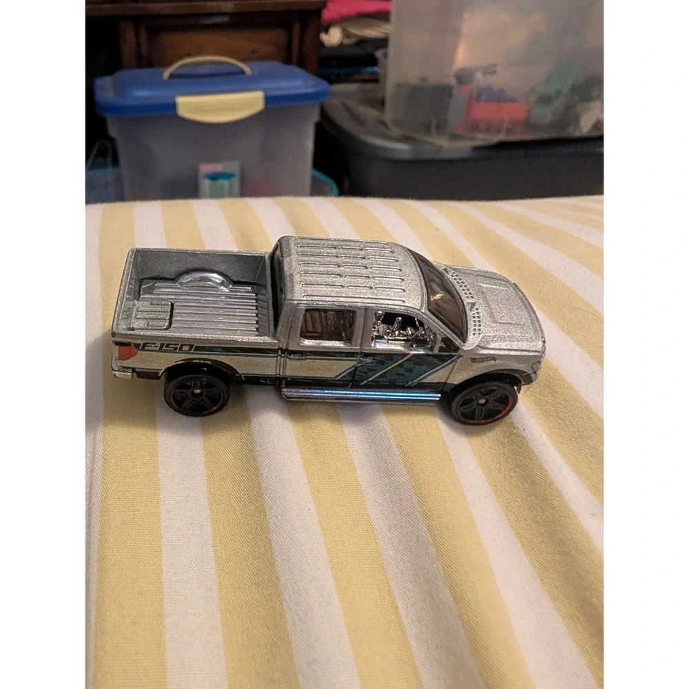 Year 2013 Hot Wheels HW Off-Road 1:64 Die Cast Car Silver Pickup 2009 FORD F-150